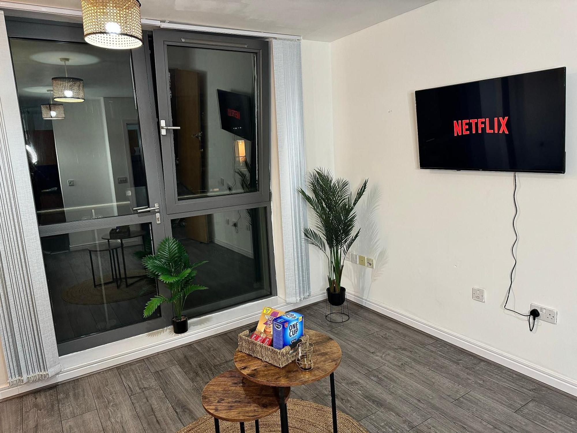 Centre - Centenary Plaza Luxury - Free Gym Apartment