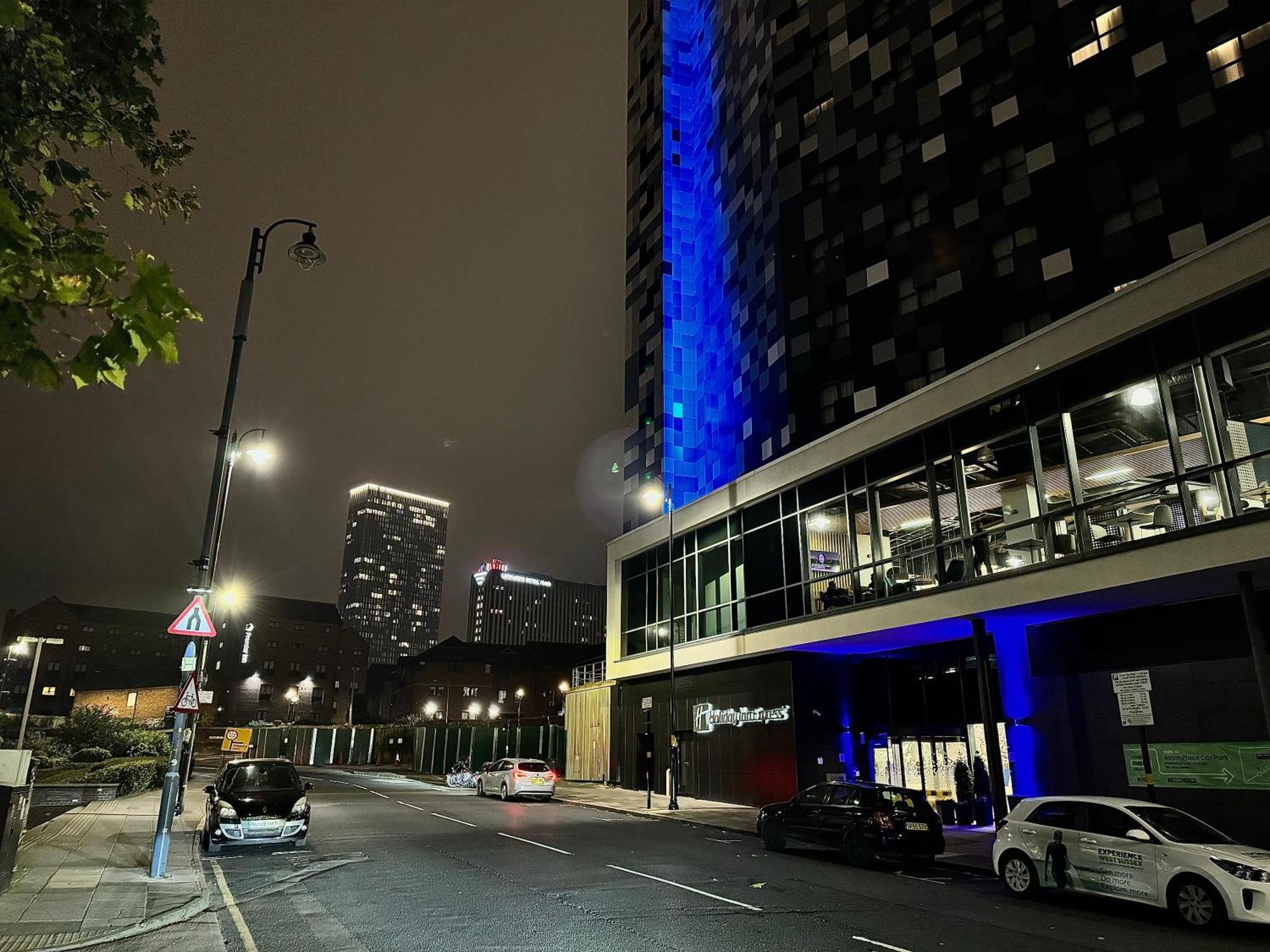 Centre - Centenary Plaza Luxury - Free Gym Apartment *