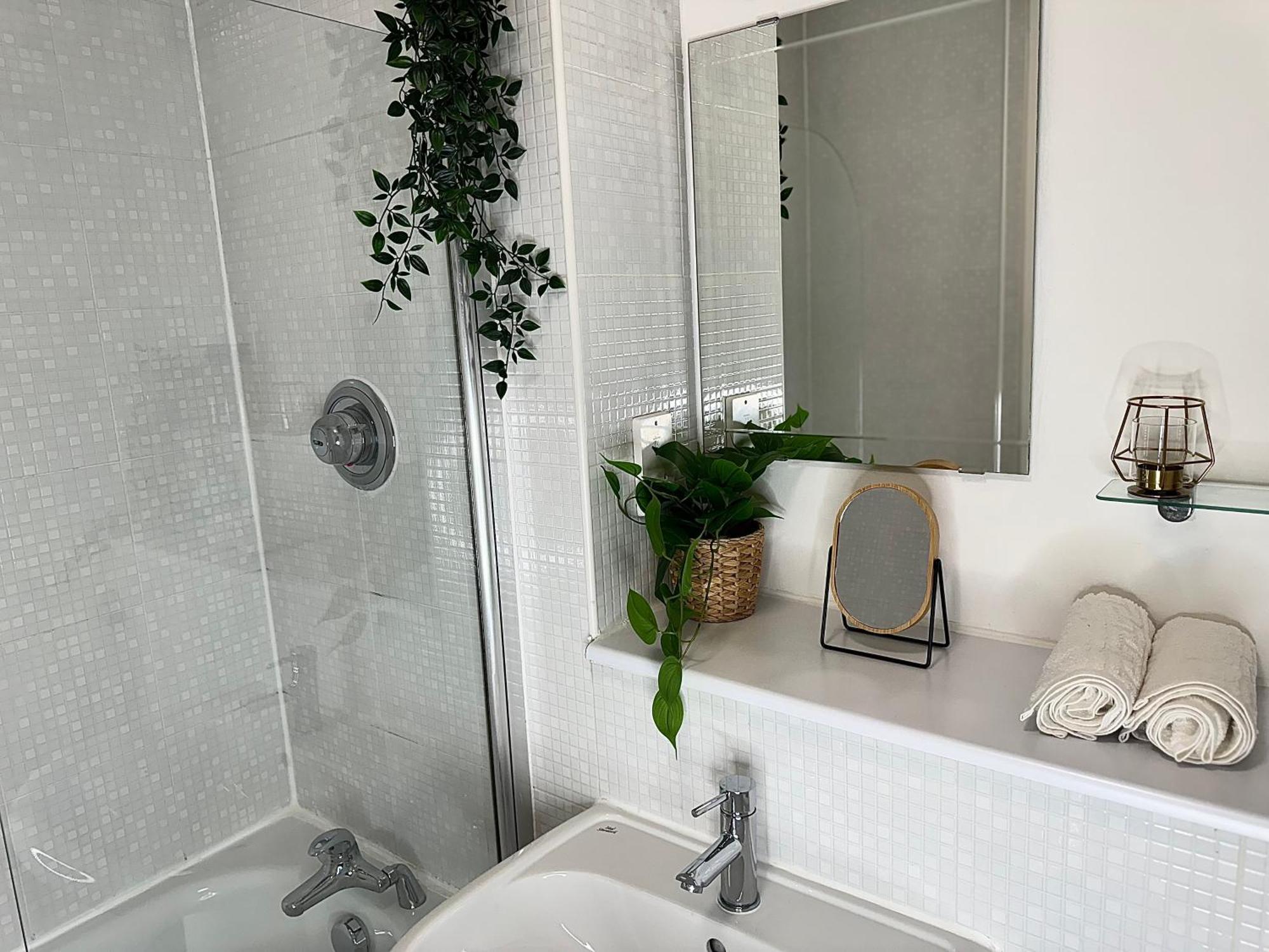 Centre - Centenary Plaza Luxury - Free Gym Apartment *